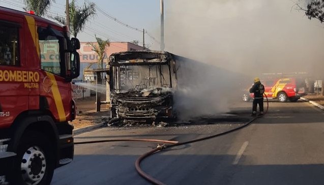 Ônibus coletivo pega fogo e uma pessoa fica ferida