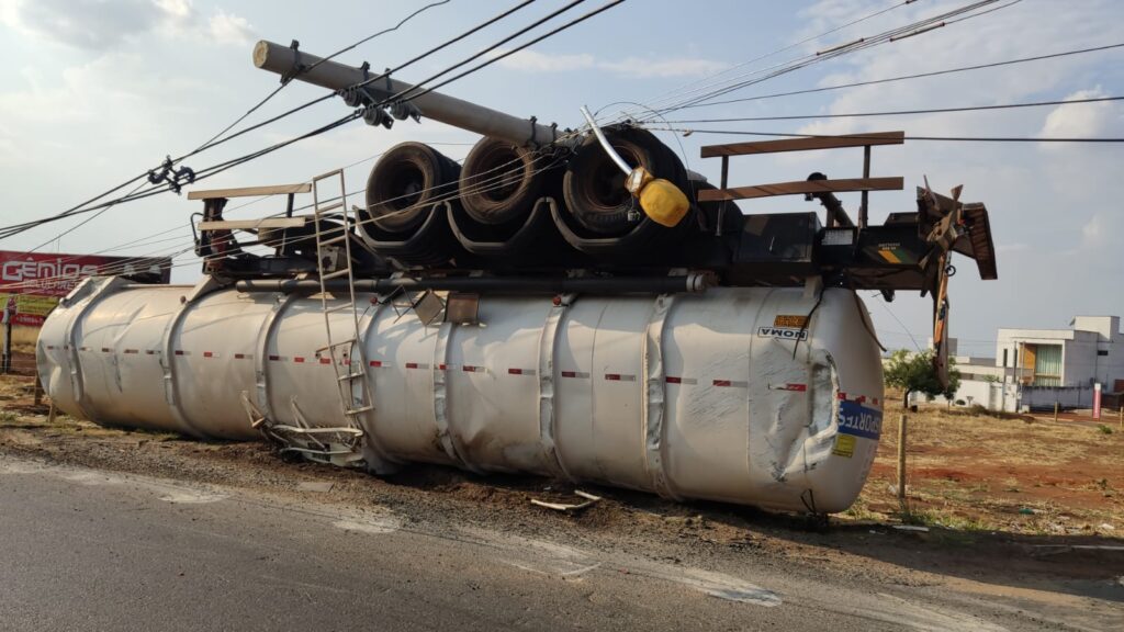 Carga de combustível capota na BR-060 em Aparecida de Goiânia