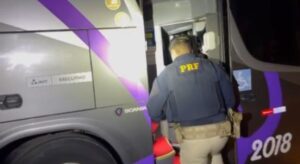 Homem pratica importunação sexual em ônibus interestadual e é preso em flagrante