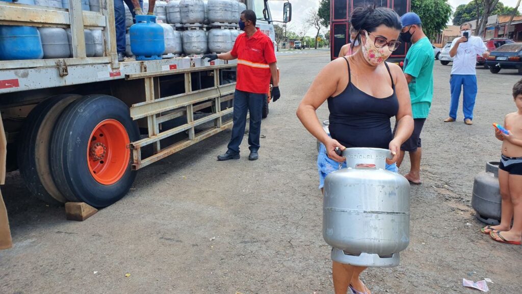 Sindicalistas protestam vendendo gás de cozinha a R$ 50 na região Noroeste de Goiânia