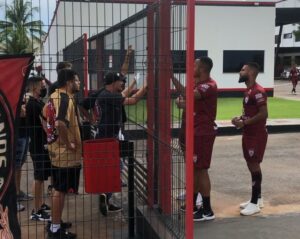 Torcida comparece no último treino do Atlético-GO e conversa com jogadores e treinador