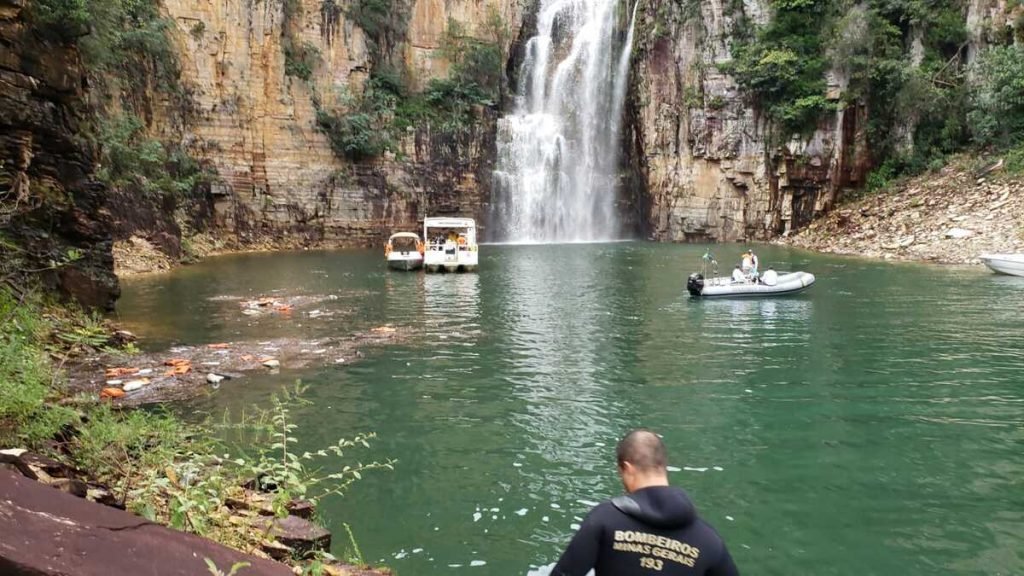 Sobe para 10 o número de vítimas do desabamento de pedras em Capitólio (MG)