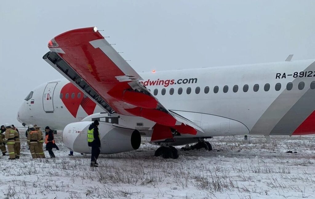 Piloto perde o controle e avião com passageiros pousa 110 metros fora da pista; entenda