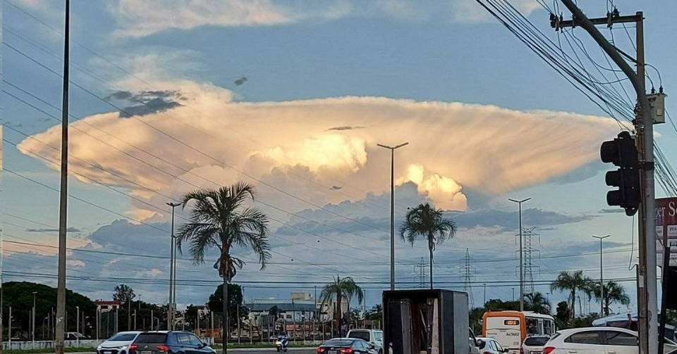 Entenda do que se trata a nuvem “cogumelo” que chamou atenção de moradores de Brasília