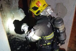 Mulher fica presa dentro da própria casa durante incêndio em Águas Lindas de Goiás