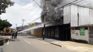 Bombeiros são acionados para combater incêndio em loja da Av. Castelo Branco