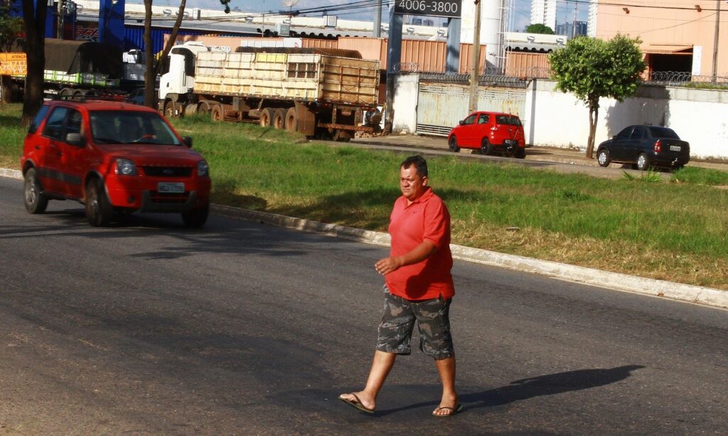 Falta de sinalização faz com que travessia se torne perigosa na BR-060