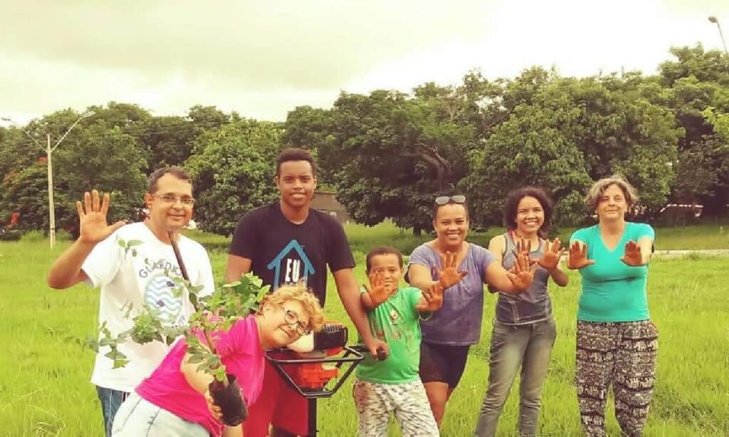 Voluntários plantam árvores em áreas devastadas e praças de Goiânia