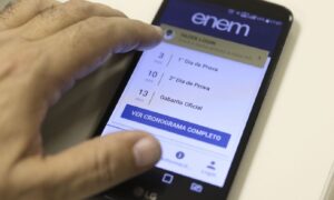 Candidatos do Enem lidam com internet precária e estudos pelo celular