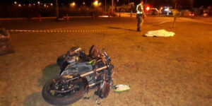 Idoso morre após perder controle de motocicleta e bater a cabeça em avenida