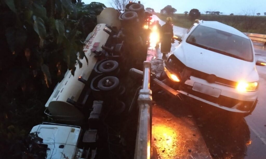 Caminhão bitrem fica pendurado de ponte na BR-452 após bater em carro