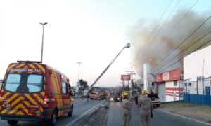 Bombeiros combatem fogo em indústria na BR-153