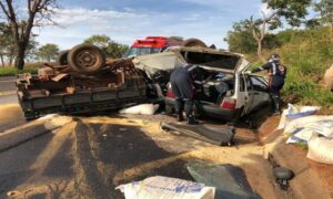 Jovem morre em acidente entre carro e caminhão próximo a Jataí