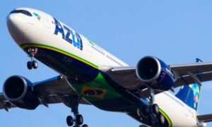 Avião parte para buscar 2 milhões de doses de vacina da Oxford na Índia