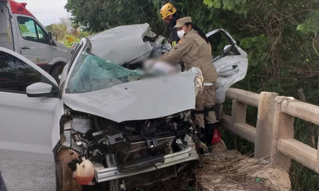 Três pessoas morrem e duas ficam feridas em acidente entre carros e caminhão