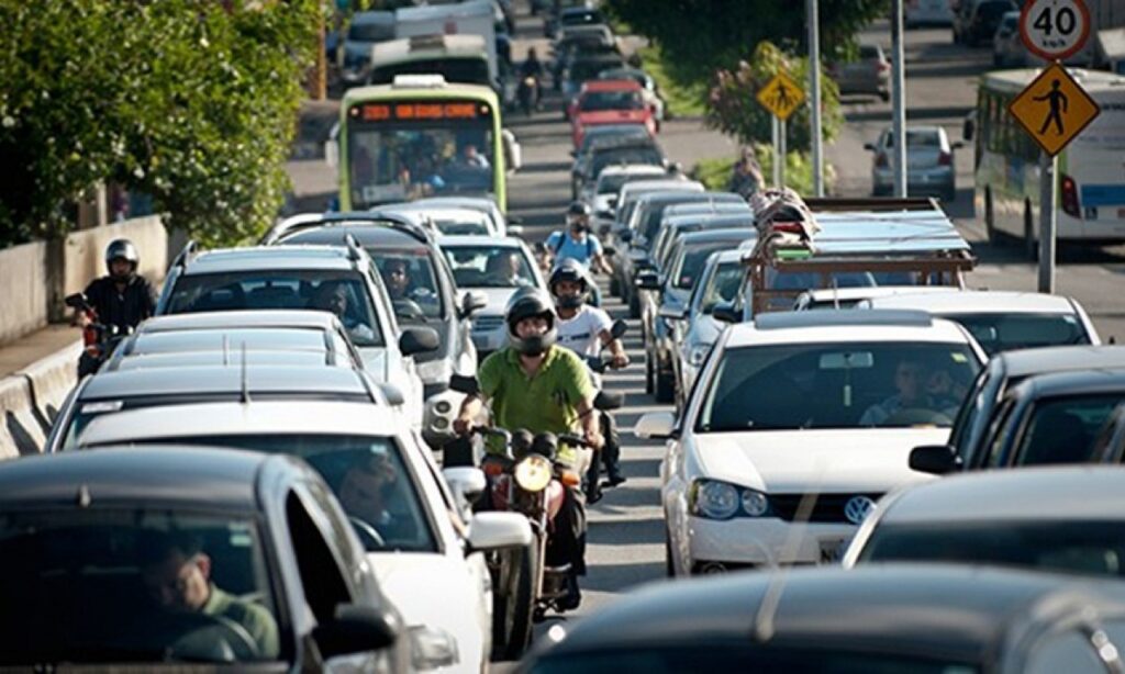 Veículos com placa final seis devem ser licenciados nesta segunda-feira (05)