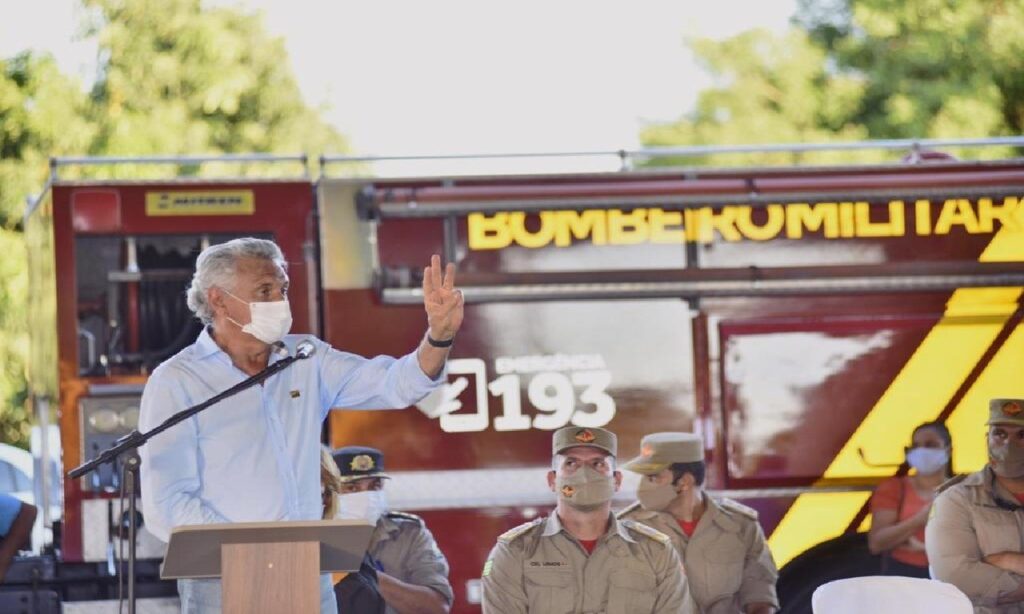 Caiado entrega nova viatura e equipamentos ao Corpo de Bombeiros em Jaraguá