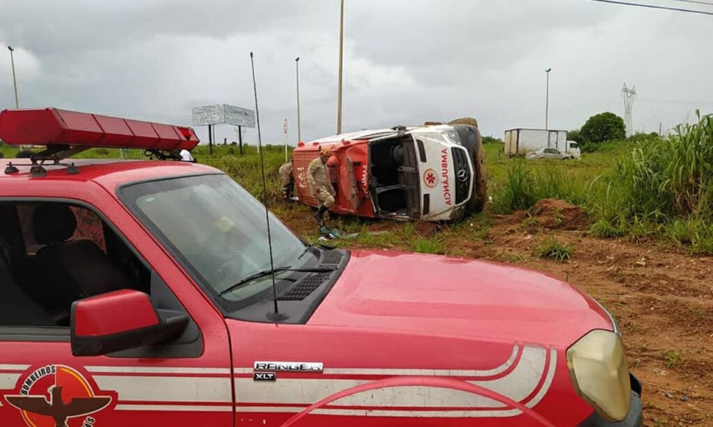 Ambulância capota na BR-070