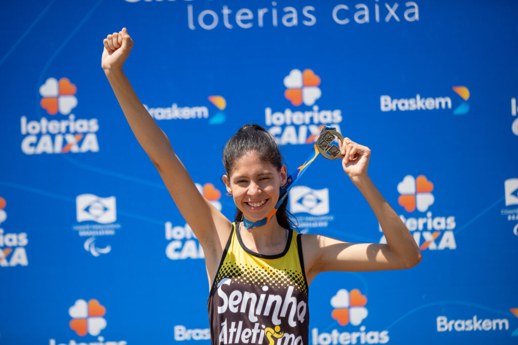 Estreante no atletismo fatura três medalhas