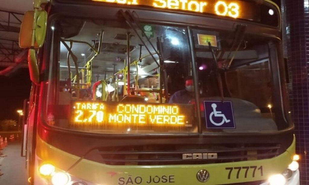 Homem é preso após se masturbar em ônibus