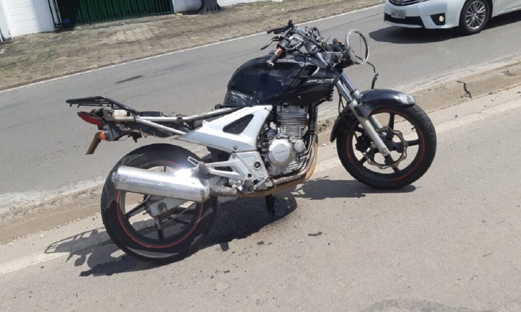 Motociclista morre após colidir contra poste na BR-153