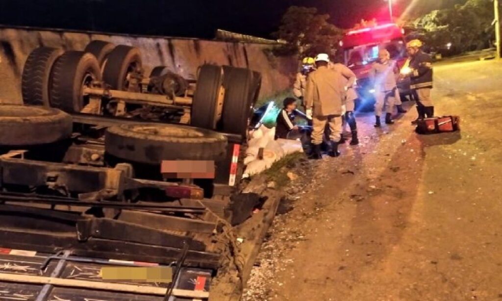 Caminhão tomba e deixa dois feridos no Balneário Meia Ponte em Goiânia