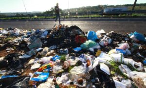 Lixo é descartado de forma irregular no Parque Madre Germana