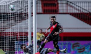 Wellington Rato celebra o primeiro gol do Antônio Accioly na Série A