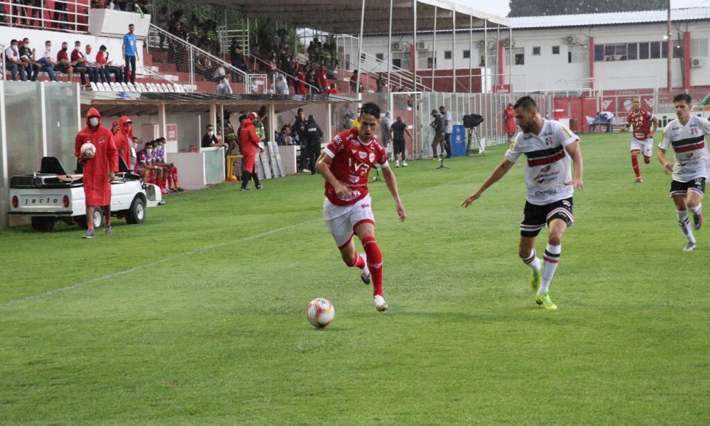 Vila Nova derrota o Santa Cruz e segue vivo na briga pelo acesso à Série B