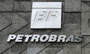 Petrobras diz que monitora preço internacional do petróleo