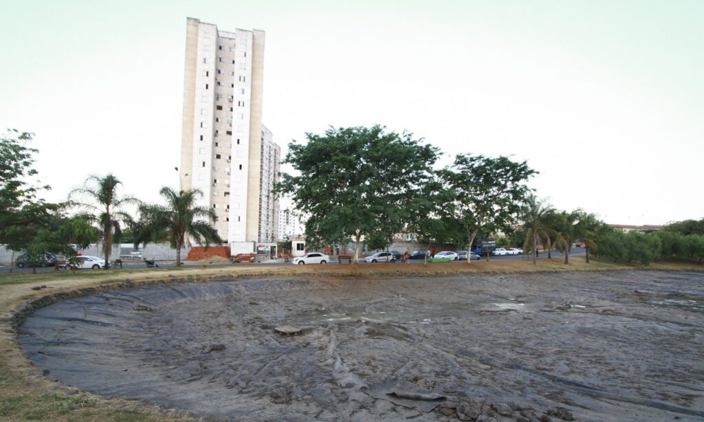 Alta temperatura seca lagoa do Parque Jerivá em Goiânia