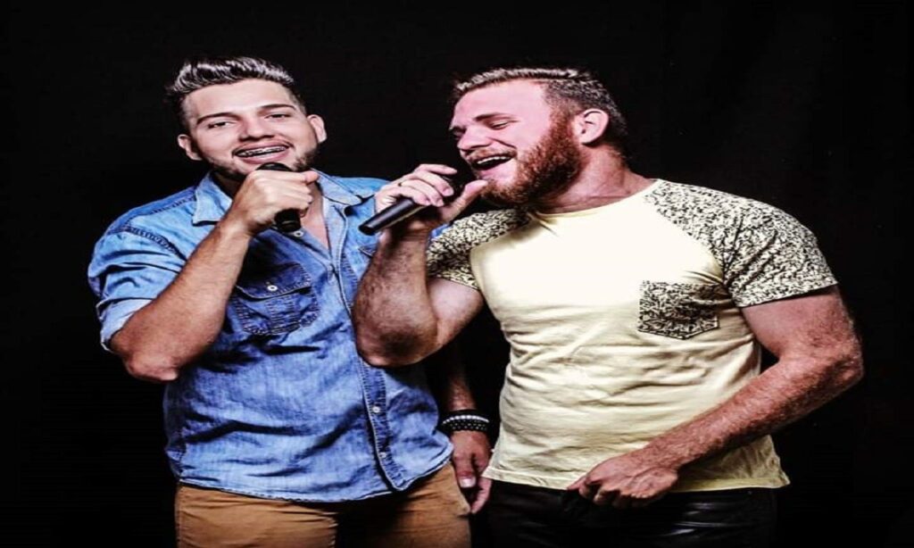 Dupla sertaneja faz show de apresentação de clipe musical em Senador Canedo