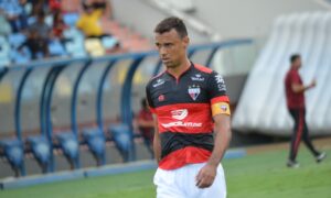 Capitão elogia sistema defensivo do Atlético e ressalta briga por permanência no Brasileirão