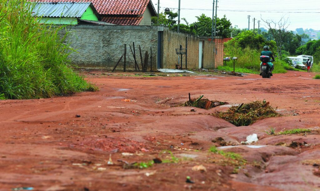 Asfalto se torna sonho de moradores de Aparecida