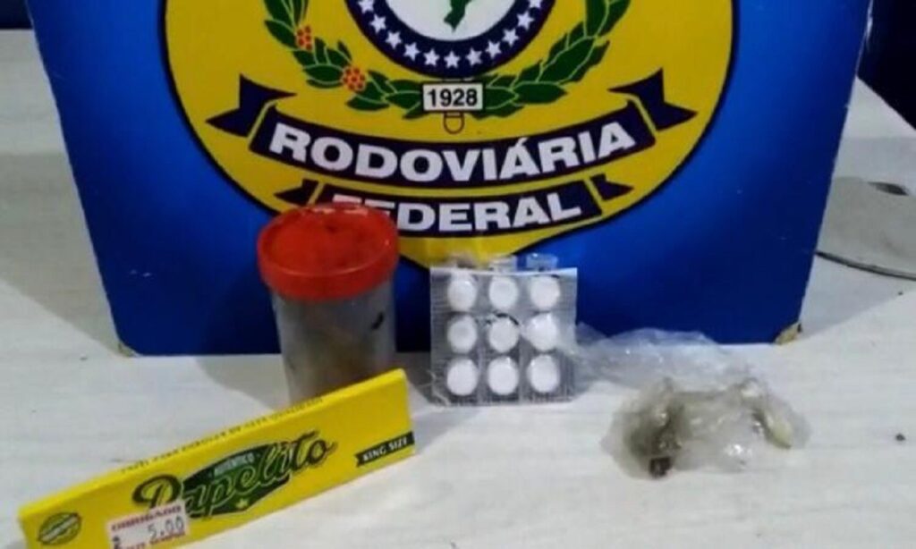 PRF flagra motorista de caminhão com comprimidos de rebite e droga