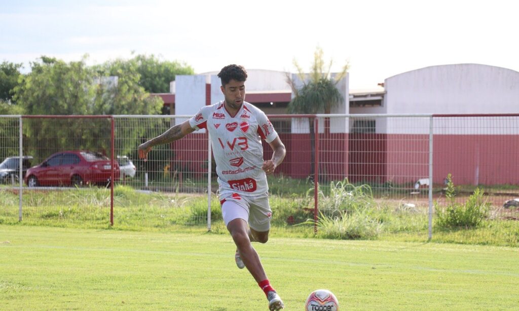 Maurinho testa positivo para Covid-19 e desfalca Vila Nova contra Ituano