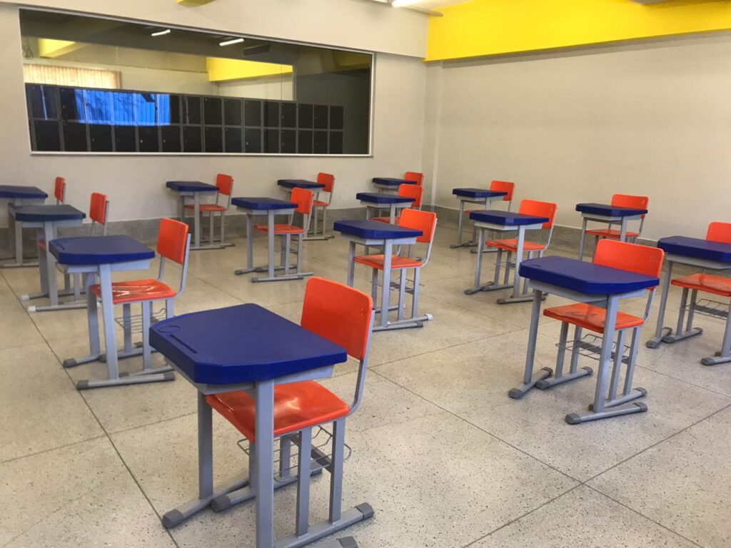 Escolas com até 100 alunos podem voltar com capacidade máxima