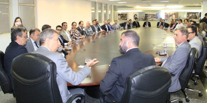 Eliton compromete orçamento do Estado em R$ 220 milhões