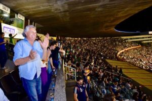 Governador foi homenageado durante a reabertura do estádio Serra Dourada