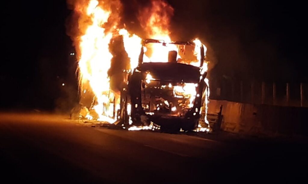 Ônibus interestadual pega fogo e deixa a BR-060 interditada