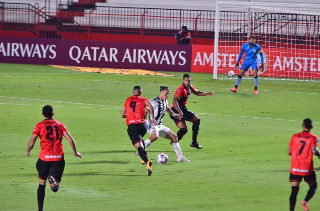 Atlético-GO empata sem gols contra o Libertad e decisão fica para a última rodada