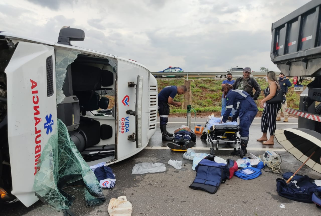 Ambulância com quatro ocupantes tomba ao aquaplanar na BR-060