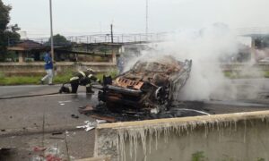 Duas pessoas morrem após capotamento e incêndio de veículo na BR-060