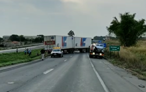 Idosa morre ao colidir seu veículo com uma carreta na BR-153