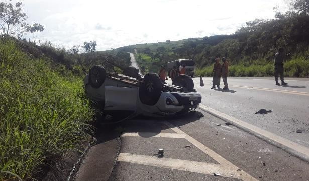 Colisão entre veículos na GO-070 deixa dois mortos e uma pessoa ferida