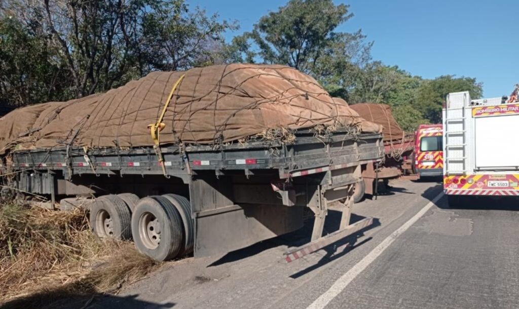 Idoso de 72 anos morre em acidente entre caminhões na BR-153