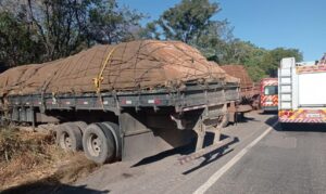 Idoso de 72 anos morre em acidente entre caminhões na BR-153