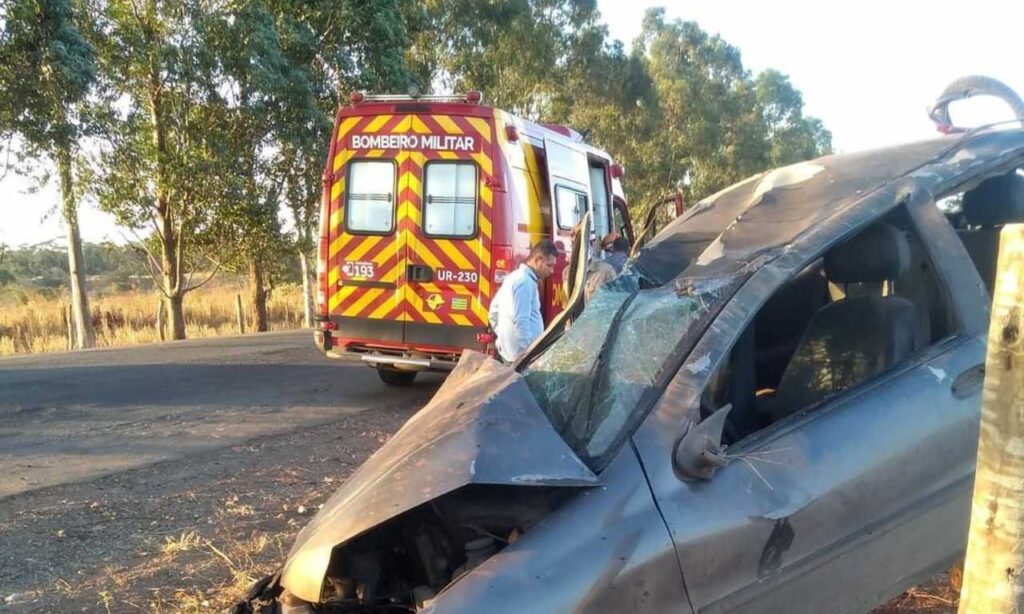 Cinco pessoas ficam gravemente feridas após carro capotar em Senador Canedo