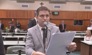 Deputado quer reduzir tempo de recesso