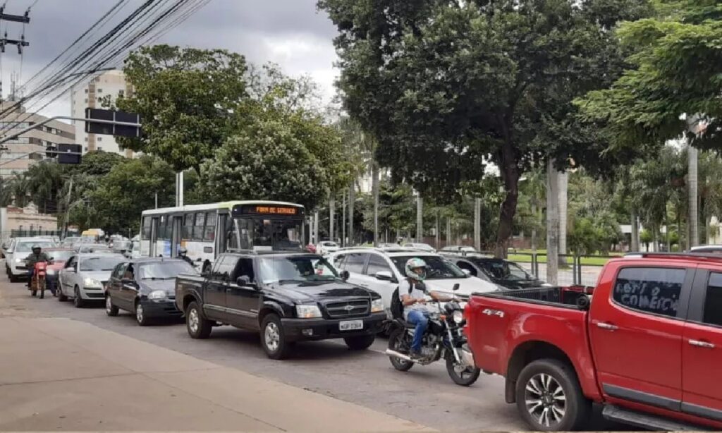 Manifestantes organizam carreata contra o fechamento do comércio goiano